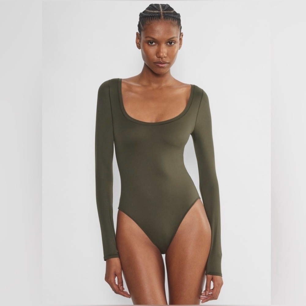 Aritzia Golden Aerobic Scoop Neck Longsleeve Bodysuit Sz 2XS Dark Olive Active
